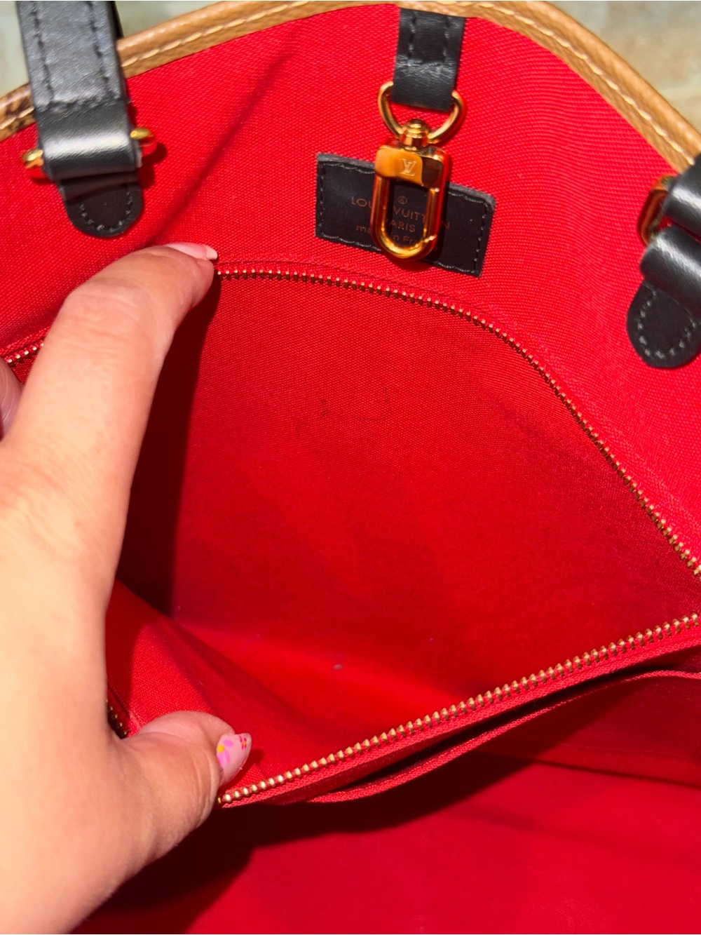 Louis Vuitton Monogram Giant Onthego Tote in Brown with Red Interior - Picture 14 of 16